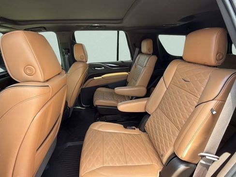 Used 2021 Cadillac Escalade Premium Luxury AWD/4WD image 17