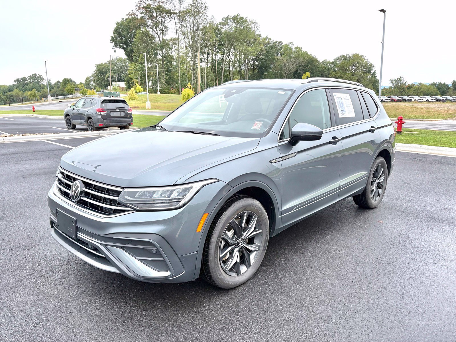 Used 2024 Volkswagen Tiguan SE AWD/4WD image 3