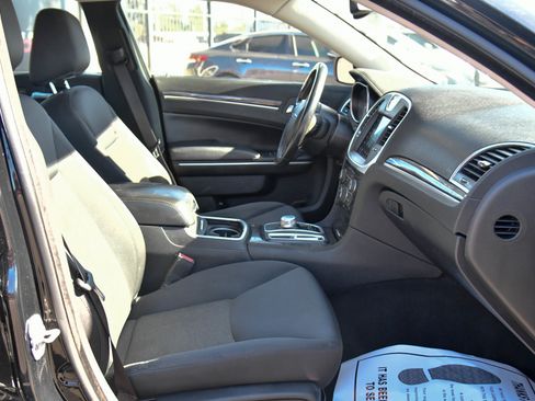 Used 2022 Chrysler 300 Touring w/ Sport Appearance Package image 41