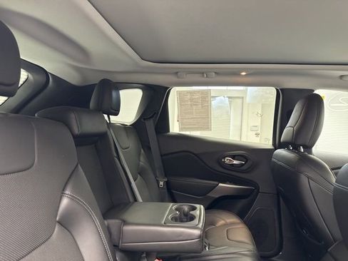 Used 2021 Jeep Cherokee Limited image 12