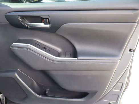 Used 2023 Toyota Highlander XSE FWD image 29