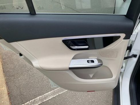 Used 2025 Mercedes-Benz GLC 300 image 10
