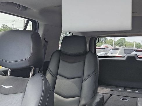 Used 2017 Cadillac Escalade Luxury image 38