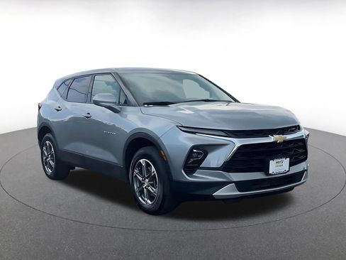 Used 2025 Chevrolet Blazer LT FWD image 3