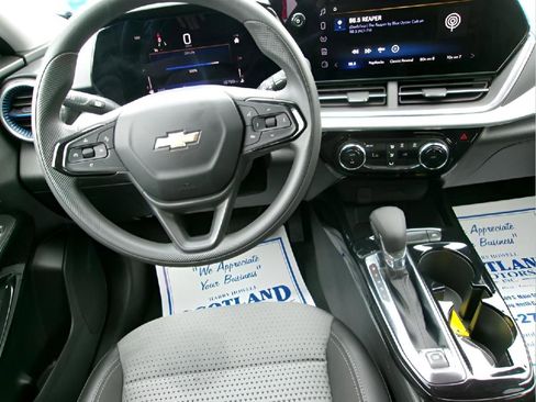 Used 2024 Chevrolet Trax LT FWD image 11