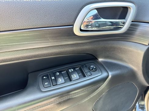 Used 2022 Jeep Grand Cherokee Laredo X RWD image 13