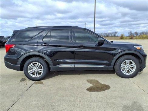 Used 2024 Ford Explorer XLT w/ Equipment Group 202A image 5