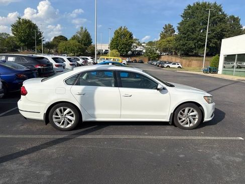 Used 2018 Volkswagen Passat 2.0T SE FWD image 9