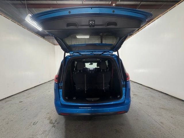 New 2027 Chrysler Pacifica Select AWD/4WD image 8