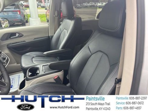 Used 2024 Chrysler Pacifica Touring-L FWD image 19