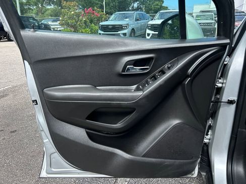 Used 2019 Chevrolet Trax LT w/ LT Convenience Package FWD image 9