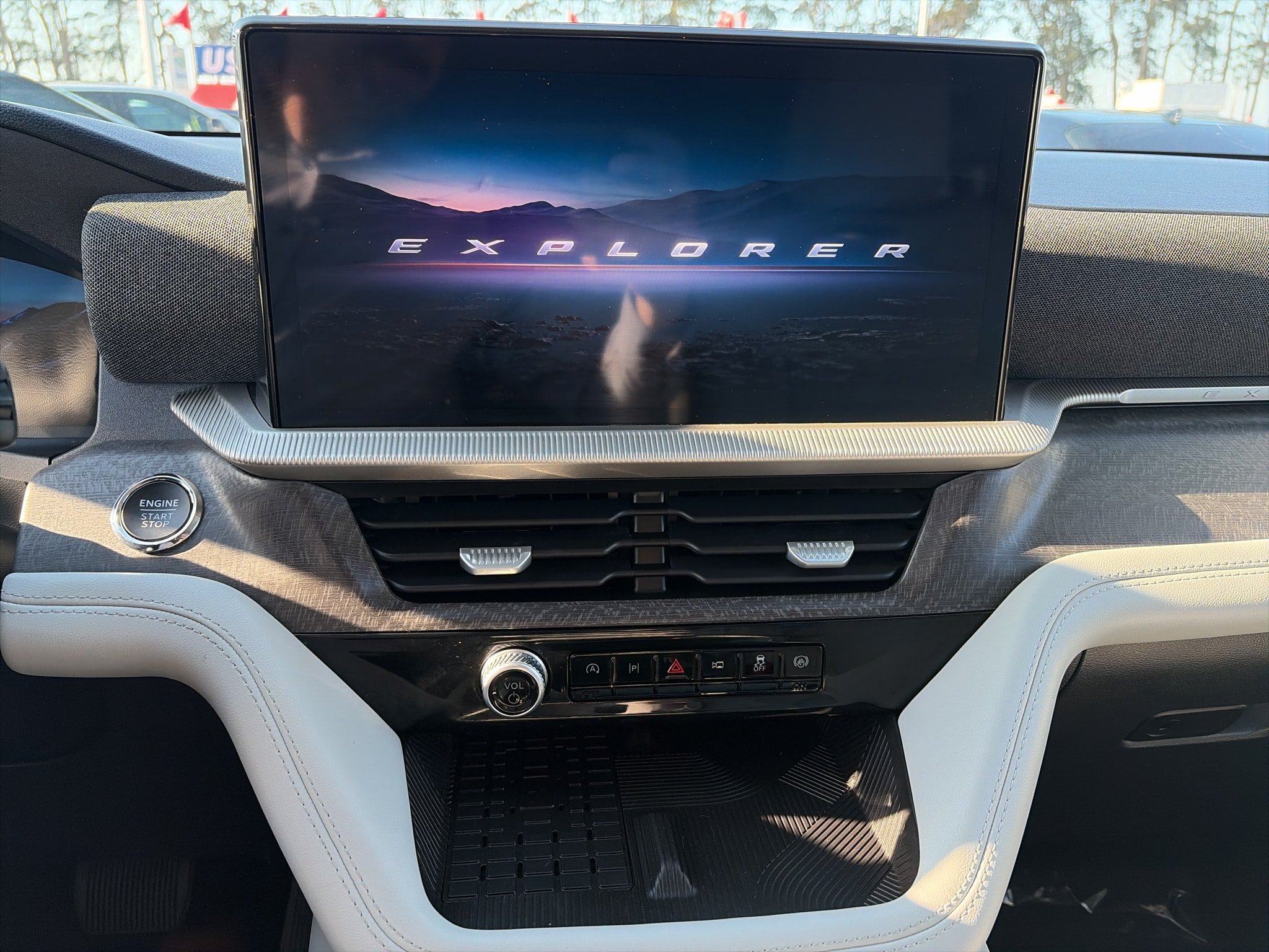 Used 2025 Ford Explorer Platinum w/ Ultimate Package AWD/4WD image 11
