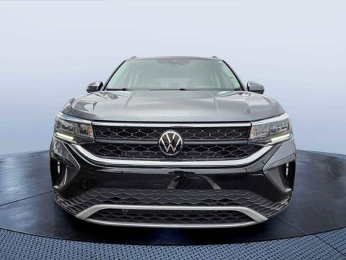 Used 2024 Volkswagen Taos SE w/ Panoramic Sunroof Package image 8