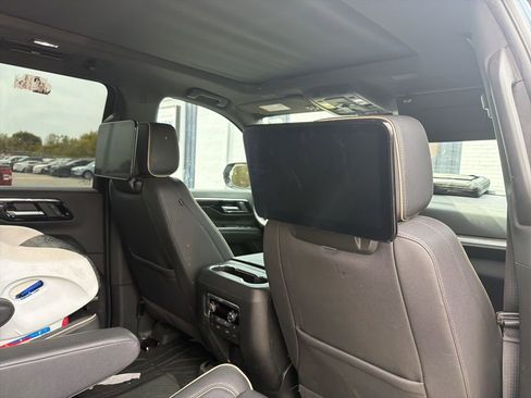 Used 2025 Chevrolet Suburban Premier image 7