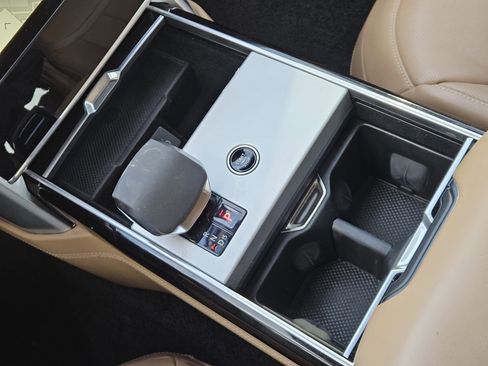 Used 2024 Land Rover Range Rover Autobiography image 21
