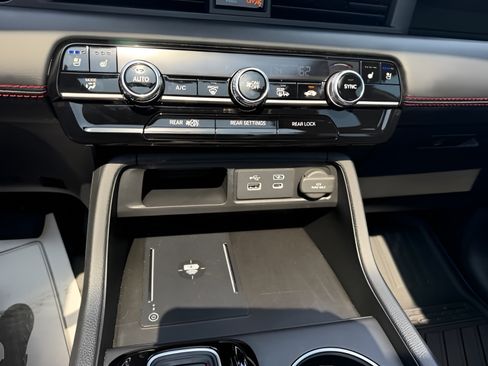 Used 2025 Honda Pilot Black Edition image 19