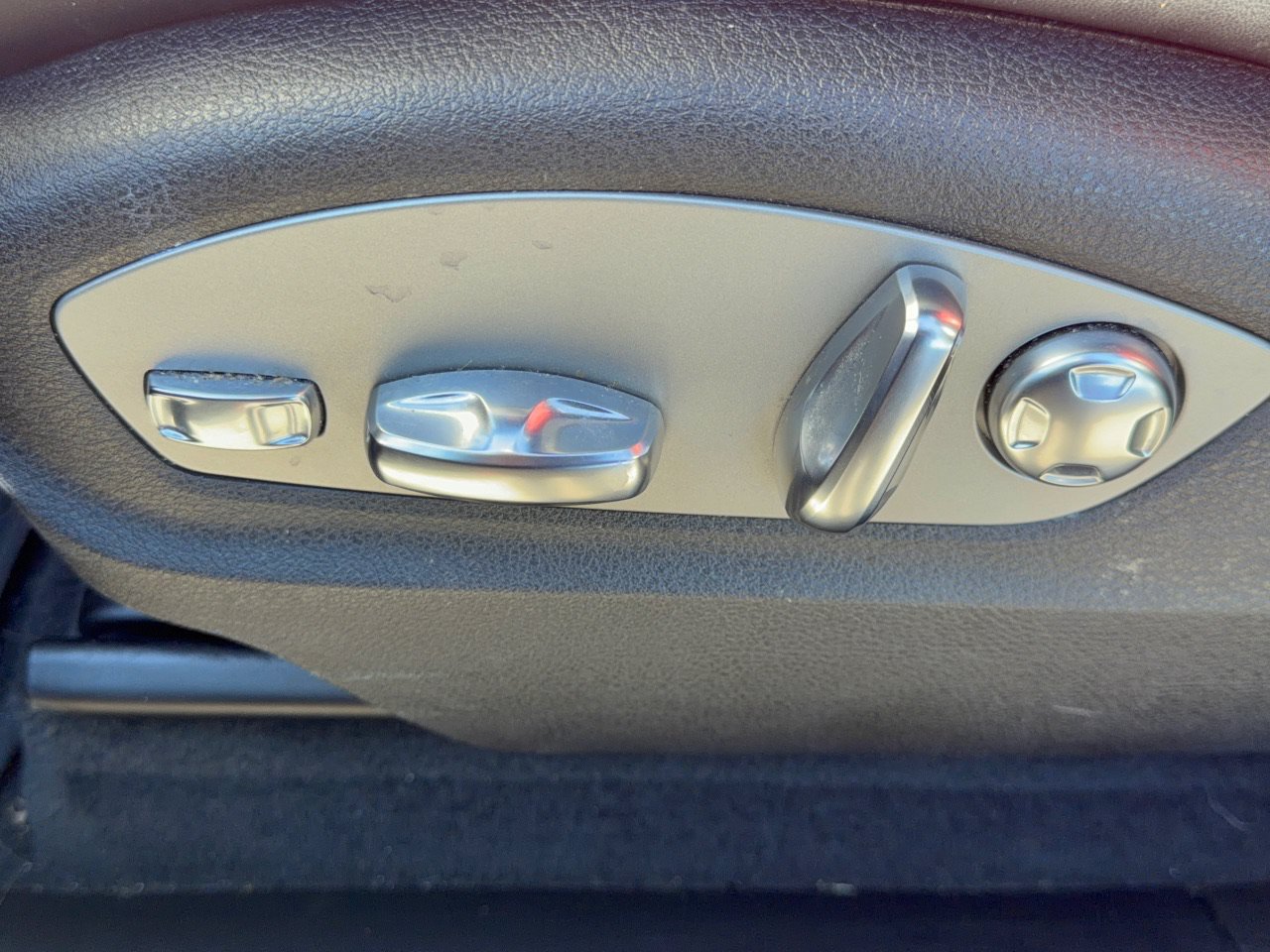 Used 2023 Porsche Macan AWD/4WD image 16