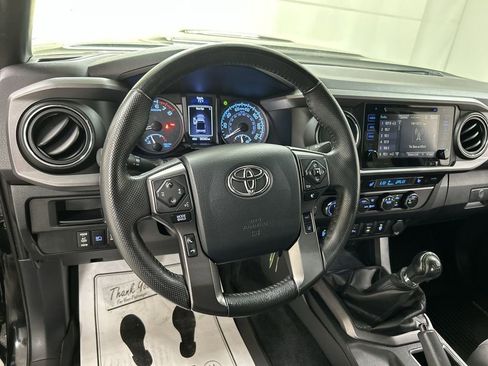 Used 2019 Toyota Tacoma TRD Sport w/ Technology Package AWD/4WD image 4