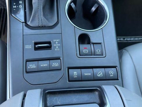 Used 2021 Toyota Highlander XLE AWD/4WD image 23