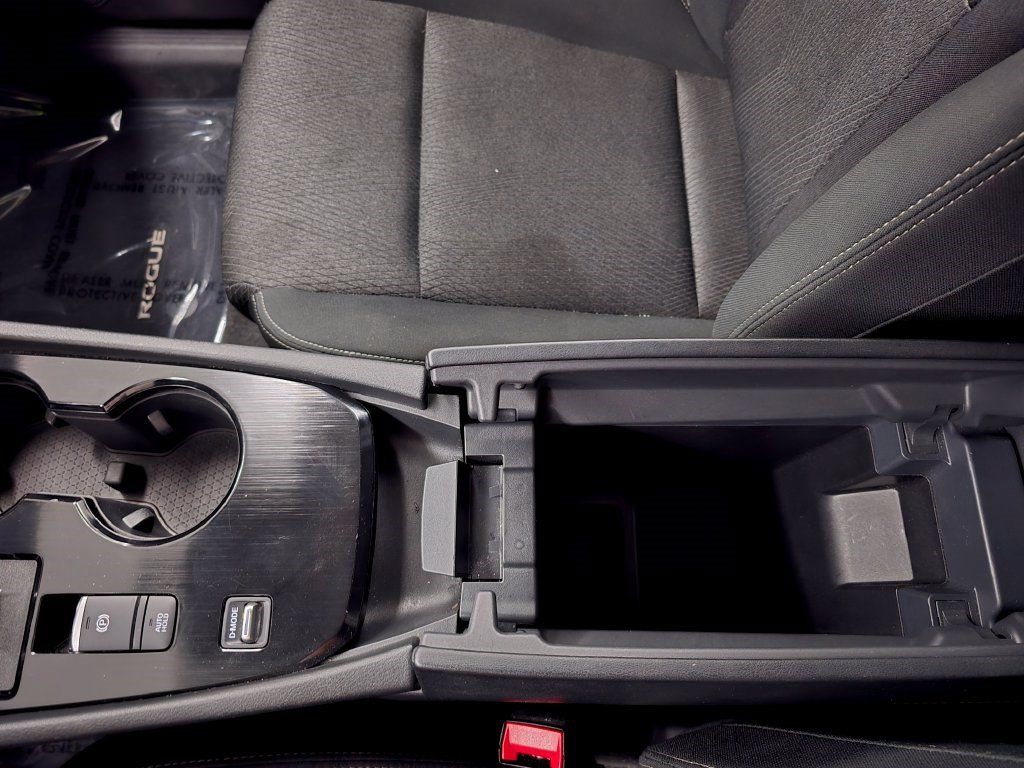 Used 2025 Nissan Rogue SV FWD image 24