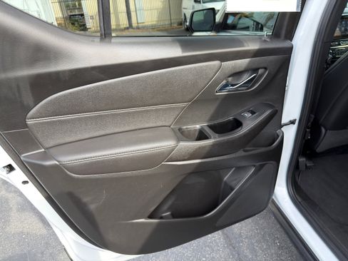 Used 2023 Chevrolet Traverse LT image 16