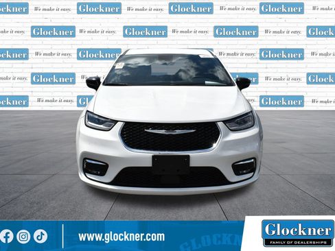 Used 2025 Chrysler Pacifica Select FWD image 2