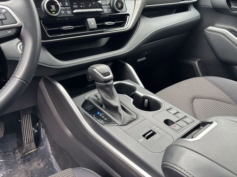 Used 2025 Toyota Highlander LE FWD image 43