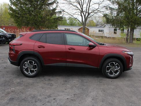 Used 2025 Chevrolet Trax LT w/ LT Convenience Package FWD image 4