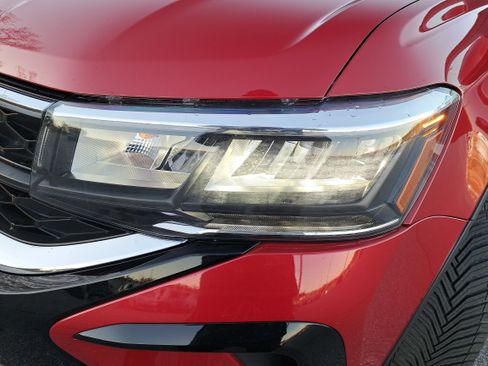 Used 2024 Volkswagen Taos SE image 27