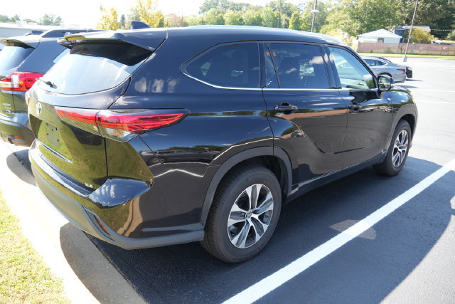 Used 2021 Toyota Highlander XLE FWD image 18
