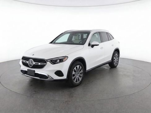 Used 2023 Mercedes-Benz GLC 300 4MATIC image 2