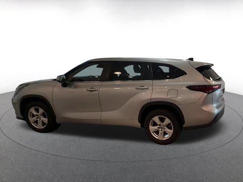 Used 2025 Toyota Highlander LE FWD image 6