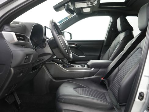 Used 2025 Toyota Highlander XSE image 21