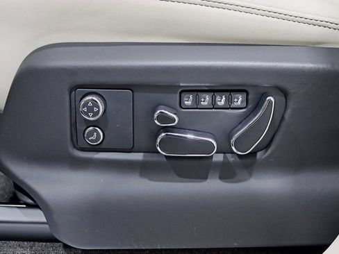 Used 2024 Bentley Bentayga Plug-In Hybrid image 36