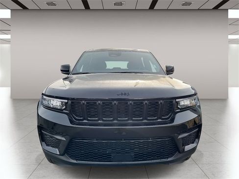 New 2025 Jeep Grand Cherokee Altitude image 8