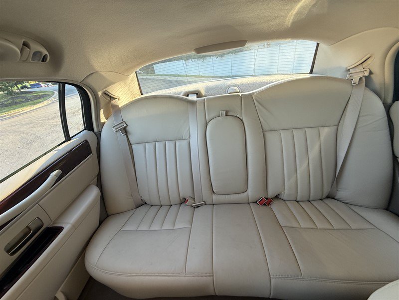 Used 2004 Lincoln Town Car Signature RWD image 17