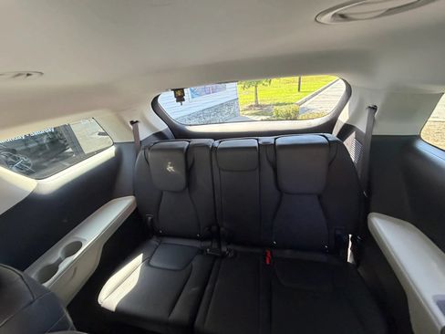 Used 2023 Kia Carnival LX FWD image 17