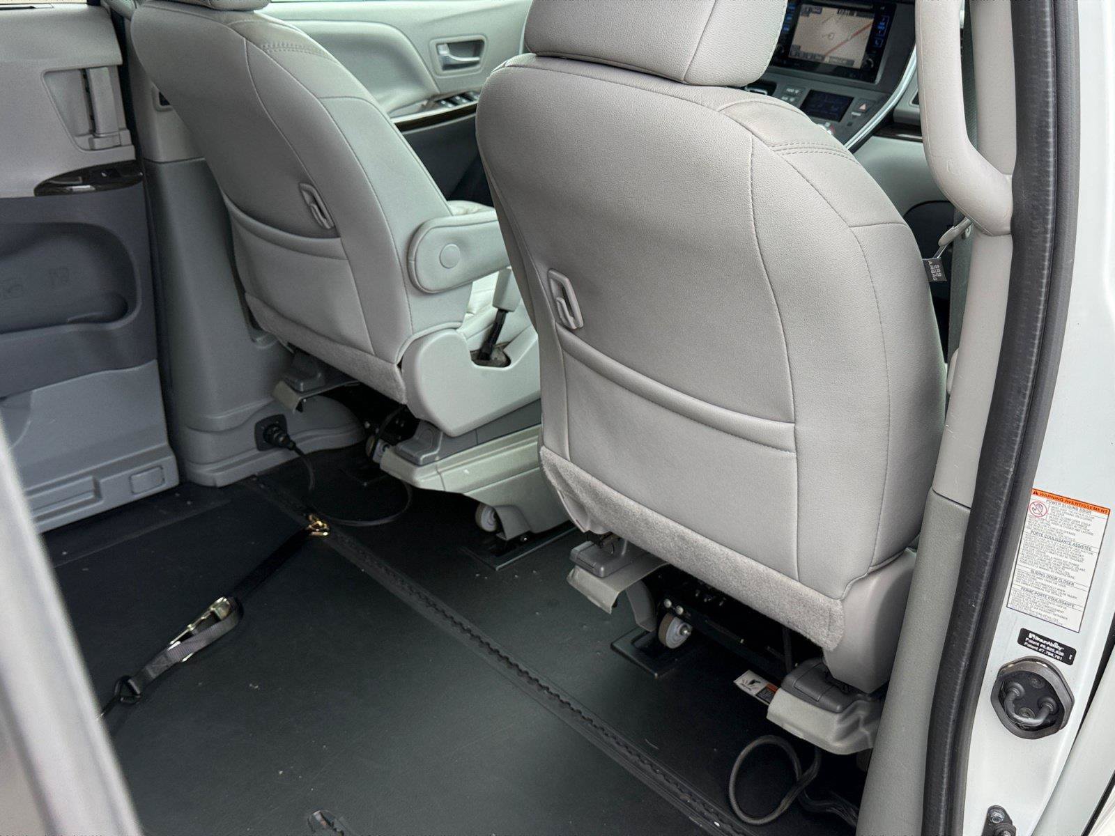 Used 2017 Toyota Sienna XLE w/ XLE Navigation Package FWD image 18