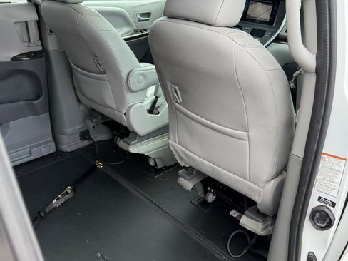 Used 2017 Toyota Sienna XLE w/ XLE Navigation Package FWD image 18