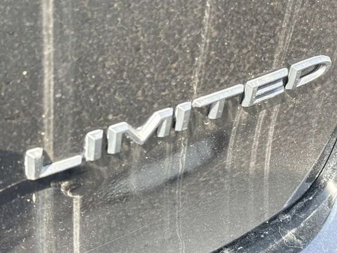 Used 2025 Chrysler Pacifica Limited FWD image 39