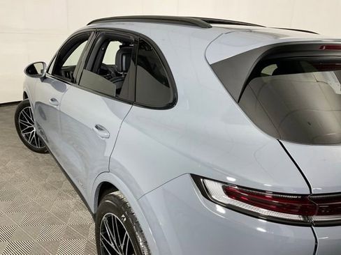Used 2025 Porsche Cayenne AWD/4WD image 32