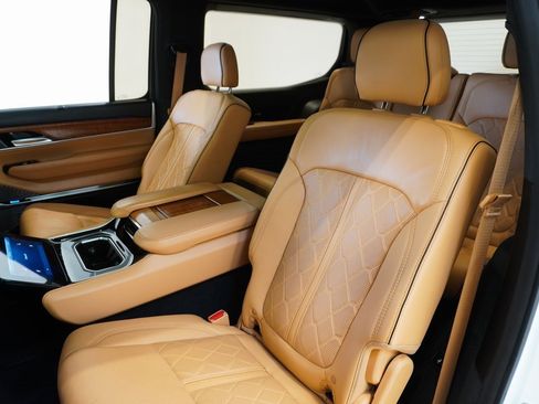 Used 2023 Jeep Grand Wagoneer Series III image 19