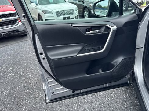 Used 2020 Toyota RAV4 XLE FWD image 18