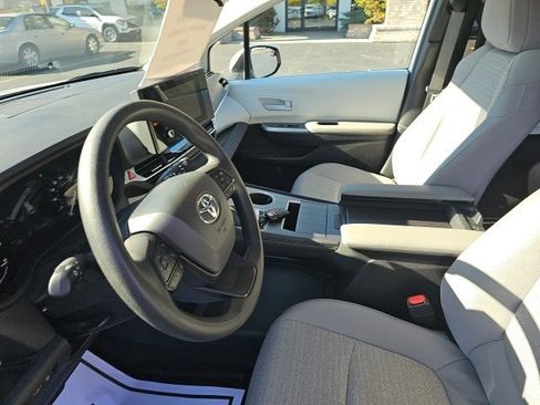Used 2025 Toyota Sienna LE image 33