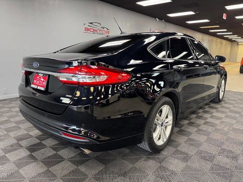 Used 2018 Ford Fusion SE w/ Fusion SE Technology Package image 12