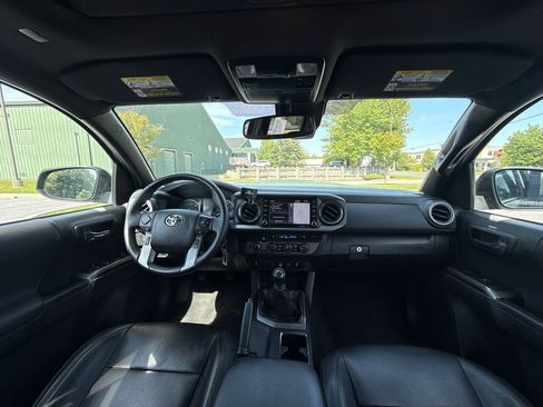 Used 2021 Toyota Tacoma TRD Sport w/ TRD Premium Sport Package AWD/4WD image 15