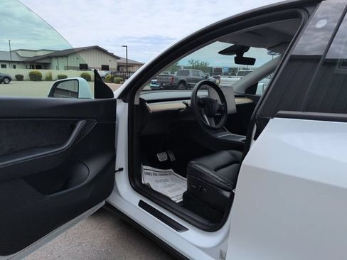 Used 2022 Tesla Model Y Performance AWD/4WD image 9