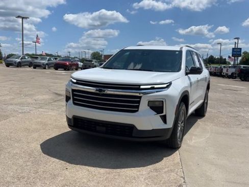Used 2024 Chevrolet Traverse LT FWD image 4