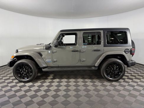 Used 2022 Jeep Wrangler Unlimited Sahara AWD/4WD image 11