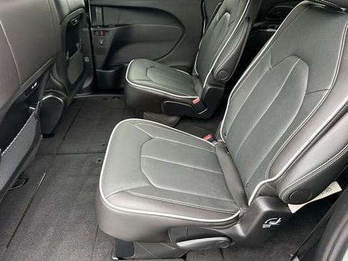 New 2026 Chrysler Pacifica Limited image 17